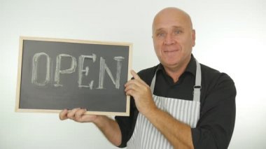 Ağır çekim mutlu çalışan dükkanı programı açık Word yazı tahtası üzerinde sunulması