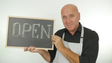 Ağır çekim Tamam açık metin tahtaya yazılmış olan el işareti mutlu çalışan