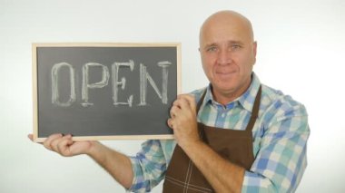 Yavaş hareket mutlu adam closeup fotoğraf makinesi için gösterilen metin açık yazı tahtası