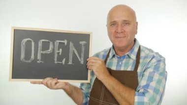 Yavaş hareket Ok el jestleri Man tutun el Blackboard açık mesaj ile