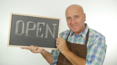 Yanıp sönen ve Make One göz işareti Store gülümseyen ağır çekim mutlu adam açıktır