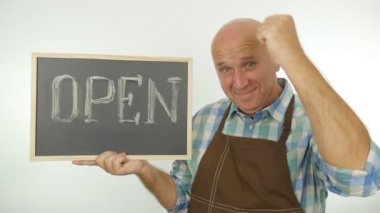 Metin açık bir kara tahta üzerinde yavaş hareket mutlu çalışan olun zafer el jestleri