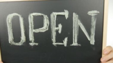 Ağır çekim Restoran sahibi ve kara tahta metin açık bir Closeup görünümünü