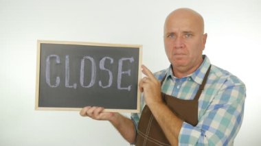 Ağır çekim Blackboard jestleri olumsuzlama oturum Kapat iletisi olan adam üzgün