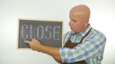 Ağır çekim adam başını sallamak yapmak olumsuzluk işareti reddetme jestleri yakın deposudur