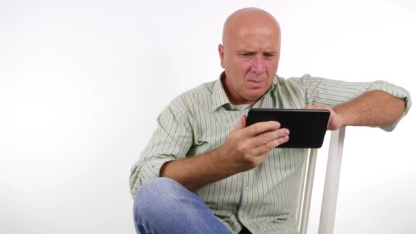 Irritado Empresário Gestor Desesperado Use Touch Tablet Leia Más Mensagens — Vídeo de Stock