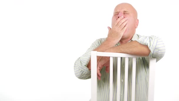Müder Wartender Und Gähnende Hände Die Gestikulierend Auf Einem Stuhl — Stockvideo