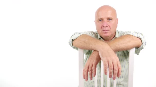 Людина Дивиться Камеру Зробити Знак Пальця Попередження Рука Жести — стокове відео