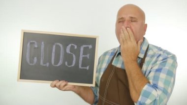 Program yorgun kişi Blackboard ile hareket sonu el esneme yavaş