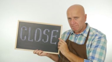 Yavaş hareket ilgili çalışan sıkılmış ve programı kapat gösterilen hayal kırıklığına