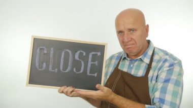 Ağır çekim adam hayal kırıklığına parmak ile iletiyi kapat işaret arıyor