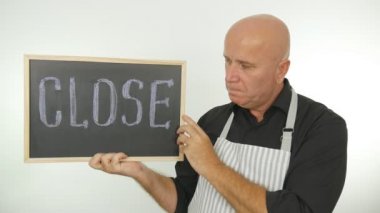 Ağır çekim üzgün insan ile Kapat iletisi elinde hayal kırıklığına arıyorsunuz