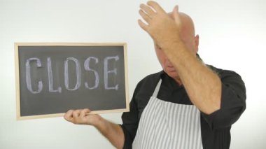 Adam sinir eller iş iflas yakın metin kara tahta üzerinde el hareketi üzgün