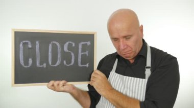 Ağır çekim adam uyku aniden gemide Kapat iletisi elinde uyandım