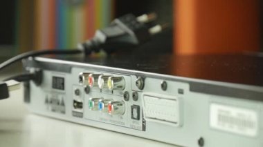 Görünümü Kapat ağır çekim el eklenti HDMI konektörü elektronik cihaz bağlantısı