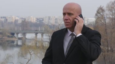Cep telefonu için konuşmaya ağır çekim film ciddi ve kendine güvenen işadamı