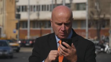 Ağır çekim işadamı Mobil çağrı Office dışında sokak reçel trafik kalabalık