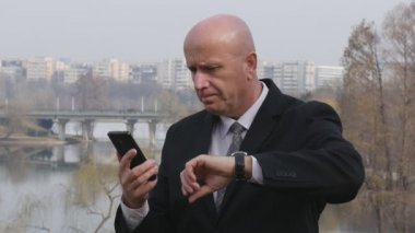 Ağır çekim geç işadamı toplantı el kol saati cep telefonu ile kontrol