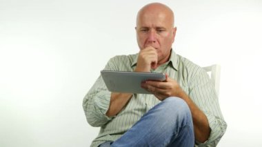 Bir sandalye kullanım Tablet Internet bağlantısı üzerinde oturan işadamı mesaj