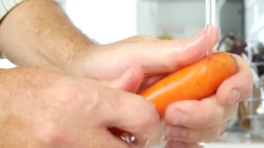 Mutfak çalışan el ile temizleme su kaç aromalı havuç salata