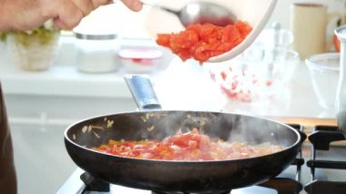 Adam karıştırma ve yemek mutfakta lezzetli yemek hazırlama sebze kıyılmış