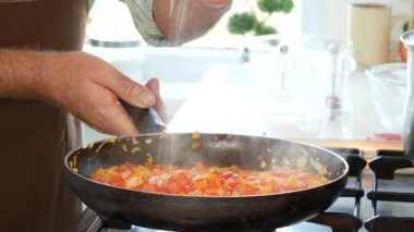 Fried hazırlanıyor Şef doğranmış sebzeler bir sürü deniz tuzu ile karışık