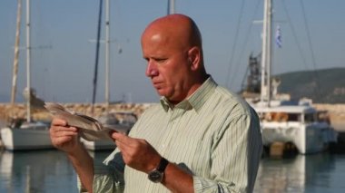 İşadamı gazete okumak ve bir iş toplantısı Harbor bekleyin