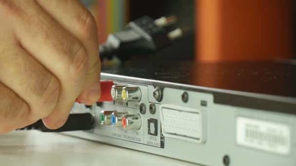Close-up Homme ralenti Plug-in Rca Câbles Appareil électronique multimédia 