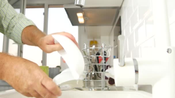 Mann Hände Waschen Teller Der Spüle Mit Wasserstrahl Wasserhahn Küche — Stockvideo