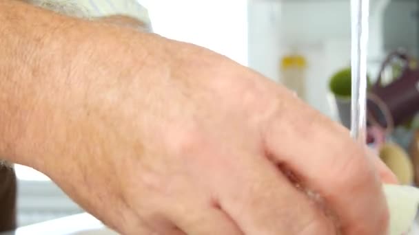 Mannen Händerna Nära Visa Tvätt Vit Lök Mat Hälsosam Ingrediens — Stockvideo