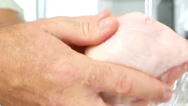 Fermer Vue Avec Lavage Des Mains Viande Poulet Dans Cuisine — Video