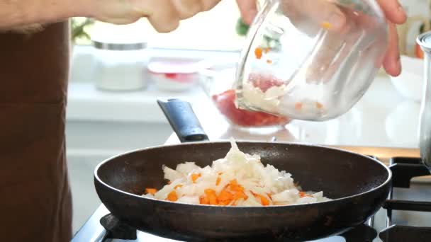 Chef Cuisinier Légumes Hachés Dans Une Casserole Huile Chaude Sur — Video