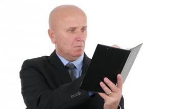 İşadamı Take notları kişisel gündem kullanarak arka plan çekim beyaz