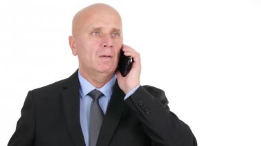 Konuşan işadamı cep telefonu ve bir iş görüşmesinde el hareketi