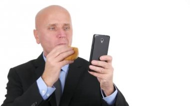 Kahvaltı Duraklat işadamı yemek ve cep telefonu e-posta kutusu haber okuma kontrol
