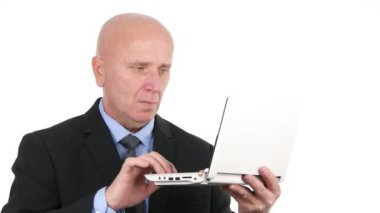 İşadamı yanına varılabilir online finansal bilgi'nın Laptop ile çalışma