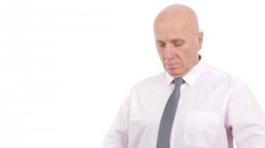 Ciddi iş adamı düzenlemek onun kravat ve gömlek bir iş toplantısı için hazırlanıyor