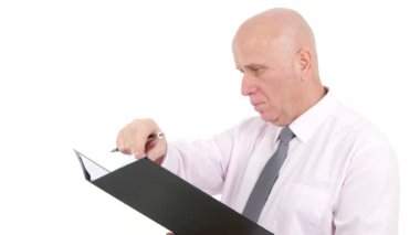 İşadamı yazılı olarak klasör dosyaları almak notlar ve bilgi işareti belgeler