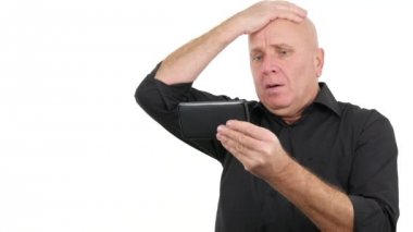 Gergin işadamının okuma kötü haber tablet gergin hareketleri yapmak