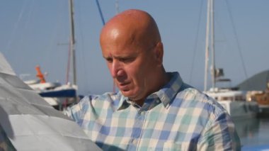 Turist turistik bir harita Adası limanında kontrol bir tatil gezi