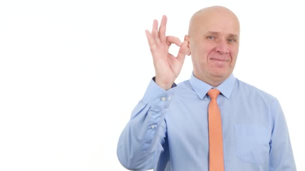 Empresário Sorrindo Mostrando Mão Sinal Gestos Significado Bom Trabalho — Vídeo de Stock