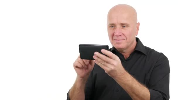 Happy Businessman Lire Les Bonnes Nouvelles Sur Touch Tablet Faire — Video