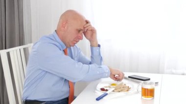 İşadamı öğle yemeği almak ve bazı mali sorunlar hakkında dalgın düşünüyorum