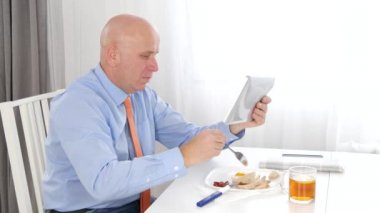 İyi finansal haber Tablet yeme işadamı ve okuma Touch