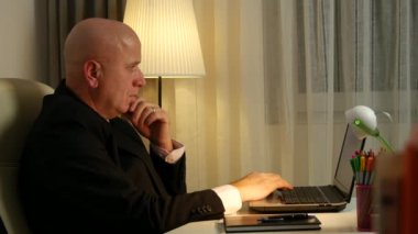 İşadamı gece veri tabanı erişim Office kullanmak Laptop bağlantısı içinde çalışma