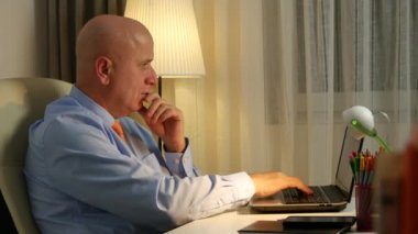 İşadamı Office iş kullanmak Laptop Internet bağlantısı online verilere erişme