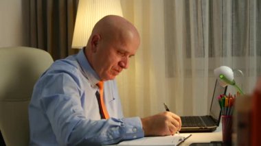 İşadamı muhasebe iş yapmak Laptop ve notlar gündemde kullanarak hesaplama