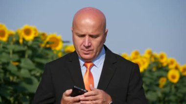 İşadamının iş anlaşması için cep telefonu kullanarak tarım sektöründe