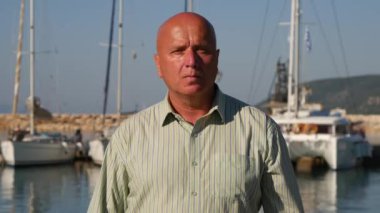 İşadamı ciddi seyir Harbor adlı turist bekliyor