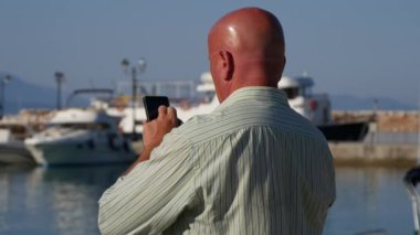 Arkasında işadamı standına kamera kullanım cep telefonu mesajları okumak için